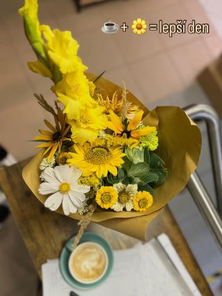 Trochu barev do pražírny 🌼☕️… díky květinové farmě tulipe.cz to u nás v pražírně voní nejen kávou, ale i čerstvými květy....